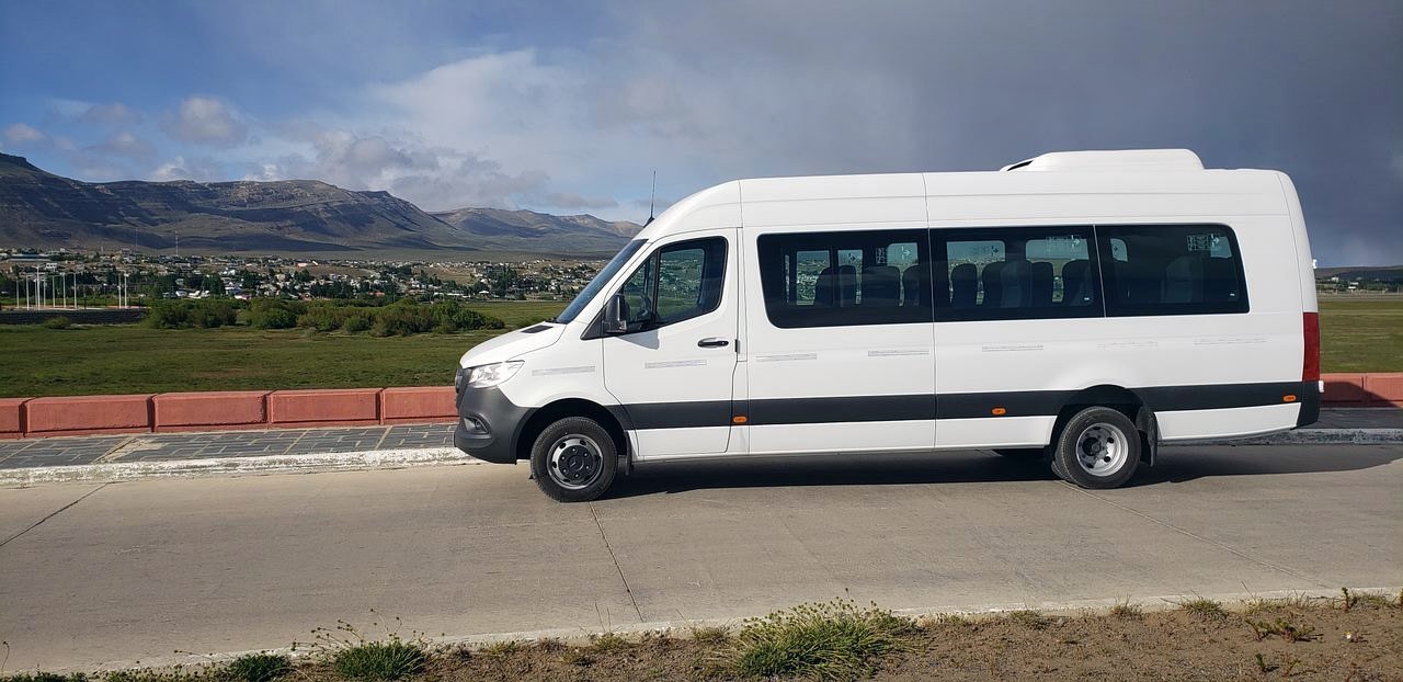 Mercedes-Benz Sprinter en la costanera de El Calafate
