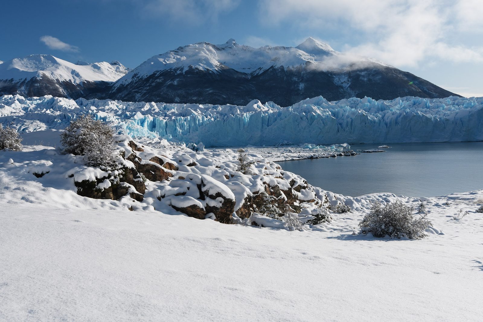 El glaciar desde la costa nevada