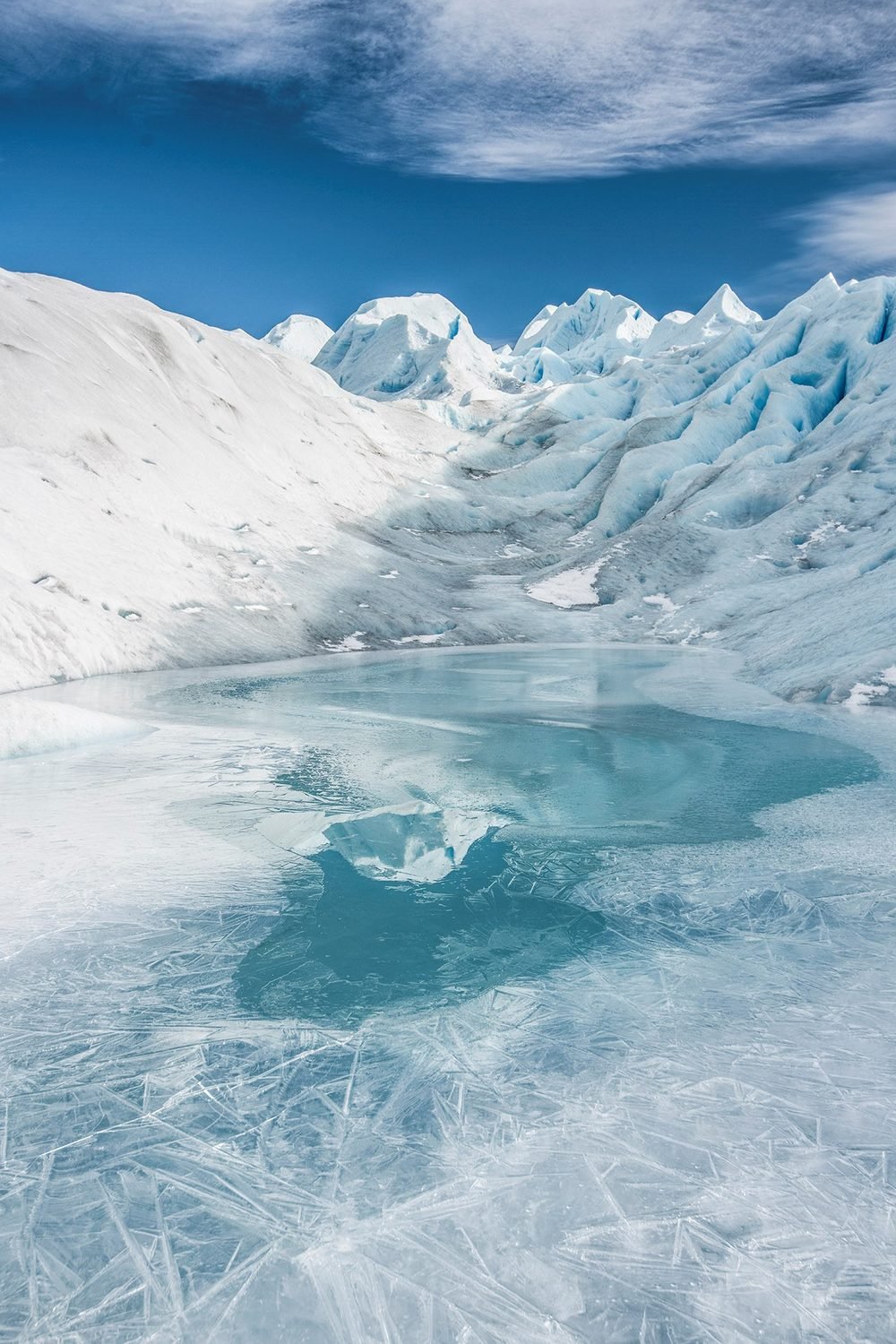 Laguna congelada al pie del hielo