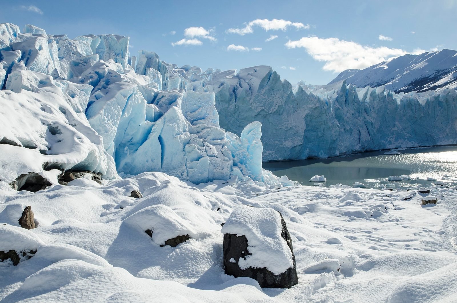 Seracs bajo la nieve nueva