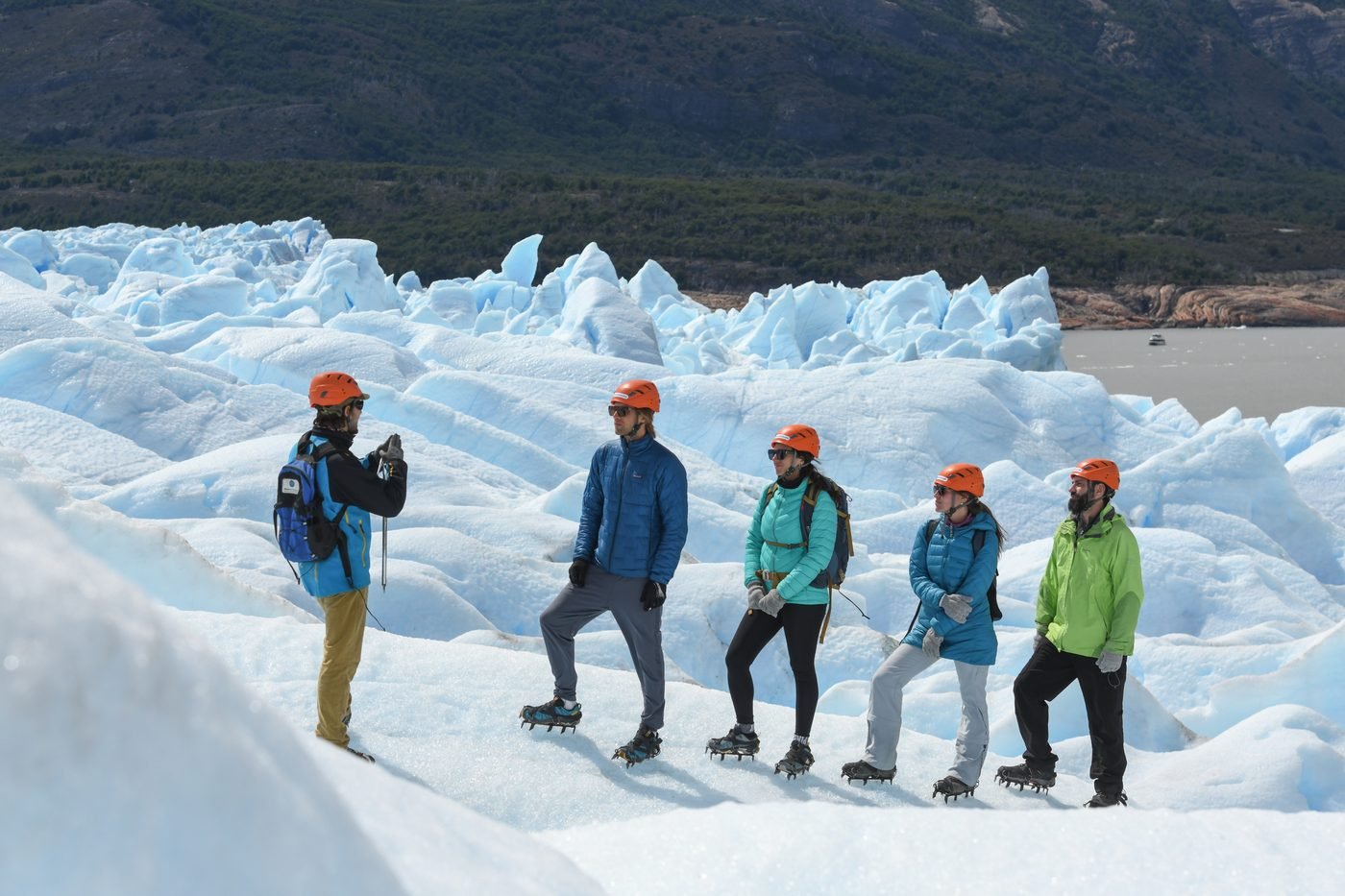 Grupo con crampones sobre el Glaciar Perito Moreno