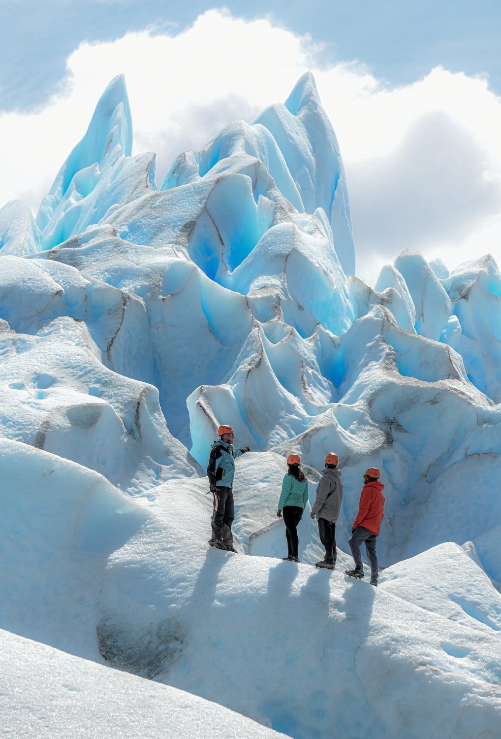 Hielo azul profundo entre los seracs
