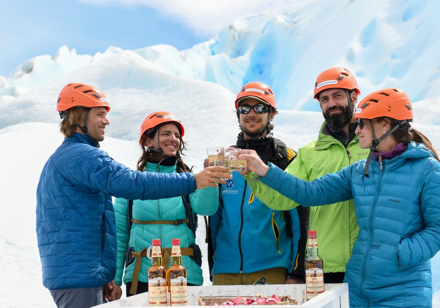 Brindis sobre el hielo al final de la caminata