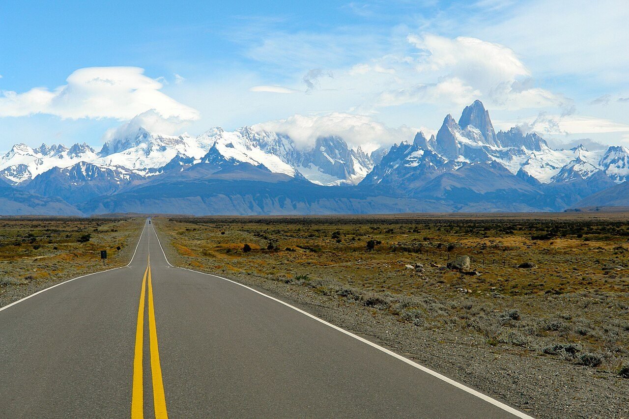 Ruta Provincial 23 hacia El Chaltén, con el macizo Fitz Roy de frente