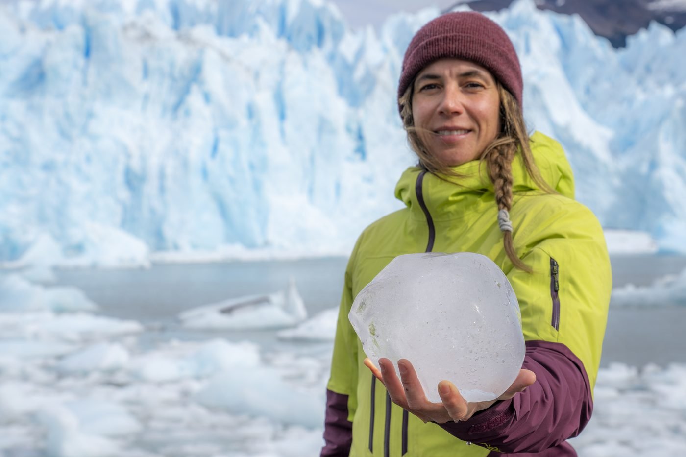 Hielo del glaciar en las manos