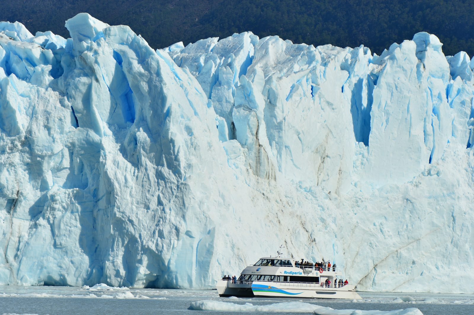 Navegación frente a la pared del glaciar