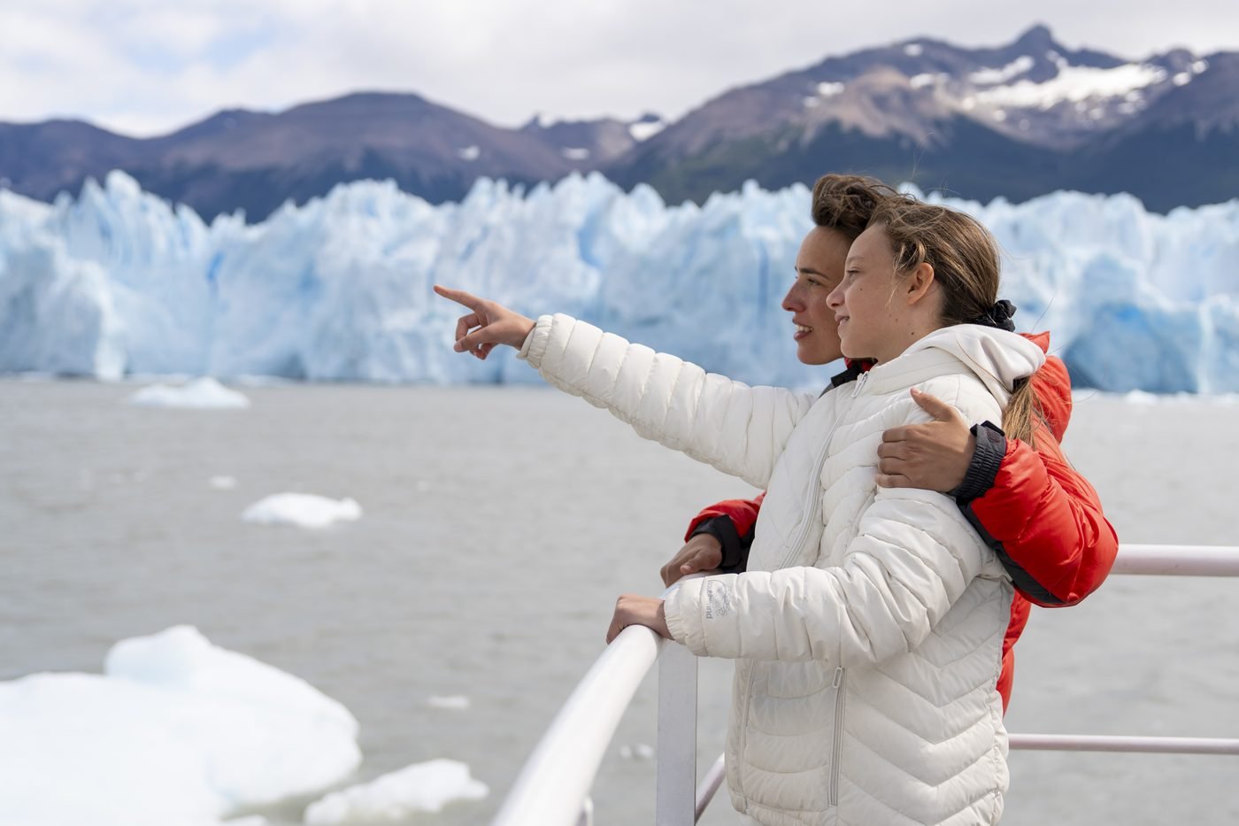 A bordo, frente a la cara sur del glaciar